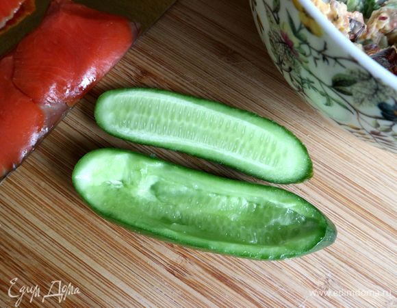 Разрезать вдоль на две части три небольших огурчика, вынуть из них мякоть. Наполнить лодочки из огурцов салатом.