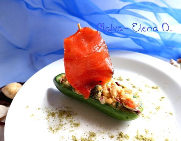 На шпажку или зубочистку поместить кусочек нерки, смазанный оливковым маслом, воткнуть в центр лодочки из огурца «парус». Тарелку посыпала мукой из тыквенных семечек. Приятного аппетита!