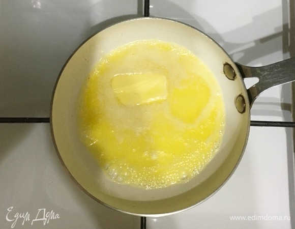 Сливочное масло растопить и слегка остудить.