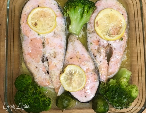 Полить рыбу и брокколи сливочным маслом. Положить по дольке лимона и отправить в разогретую духовку на 20 минут при 180°C.