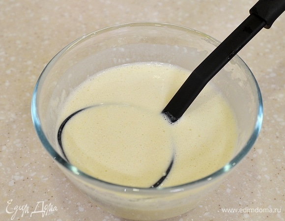 Соедините все ингредиенты для блинов, размешайте, чтобы не было комочков.