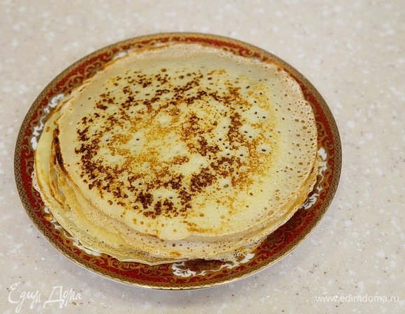 Обжаривайте блины на сковороде, смазывая ее маслом.