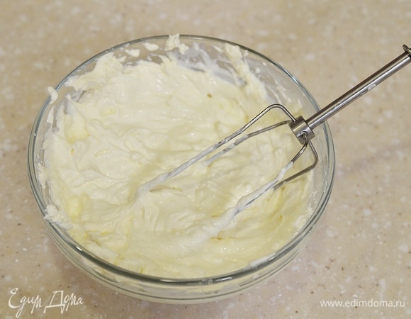 Холодные сливки взбейте до жестких пиков, добавьте сливочный сыр и взбейте все вместе.
