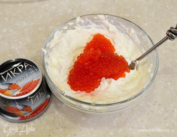 Посолите, добавьте икру и аккуратно перемешайте. Я использую красную икру ТМ «Восточный берег». Икра этого производителя очень вкусная, слабосоленая, к тому же и произведена на Камчатке.
