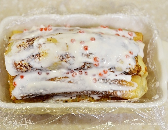 Верх также обмажьте кремом, заверните края пленки и уберите в морозилку на 5–6 часов.