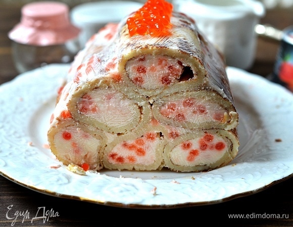 Нарезайте торт острым горячим ножом.