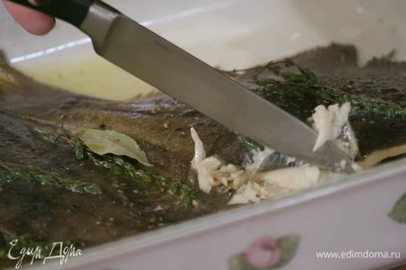 Запекать рыбу в разогретой духовке до готовности.