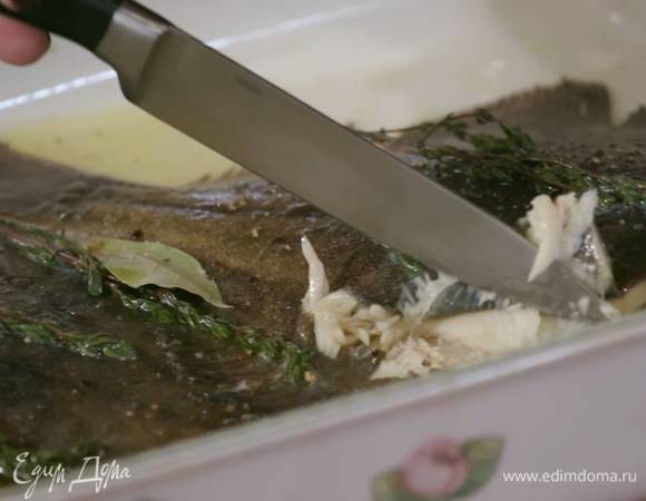 Запекать рыбу в разогретой духовке до готовности.