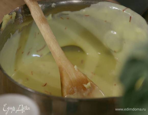 Приготовить соус: в небольшой кастрюле растопить оставшееся сливочное масло, добавить шафран, муку и, помешивая, заварить массу на небольшом огне. Постоянно перемешивая, порциями влить сливки и белое вино, посолить и, помешивая, прогреть все еще немного.