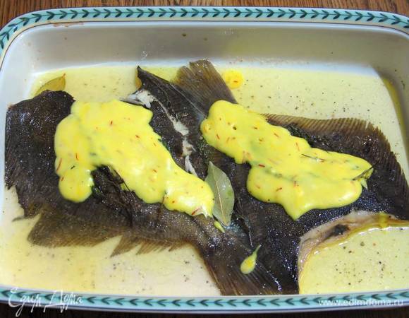 Готовую рыбу полить шафранным соусом.