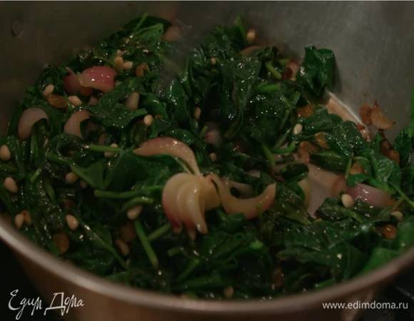 Шпинат выложить в сотейник и, помешивая, дать ему слегка привять, затем добавить пеперончино и все перемешать.