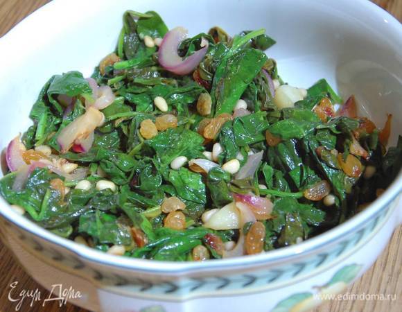 Кедровые орехи добавить к шпинату с луком и чесноком, перемешать и выключить огонь.