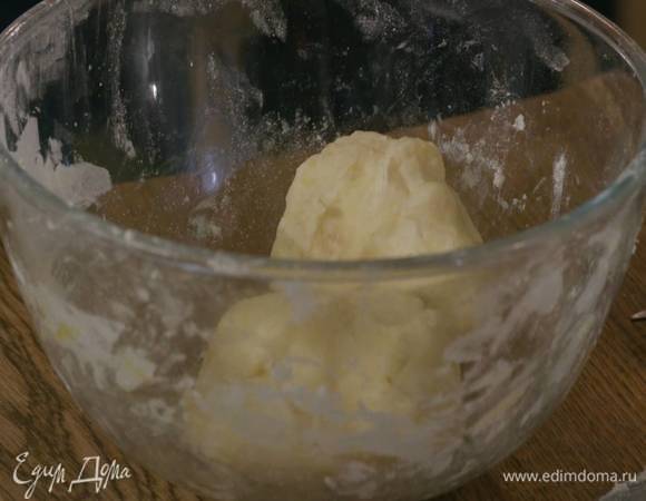 Приготовить тесто: 250 г муки перемешать с сахаром и 1/2 ч. ложки соли, добавить нарезанное сливочное масло, порубить все ножом и растереть руками в крошку, затем ввести яйцо, влить 2 ст. ложки ледяной воды и руками вымесить тесто.