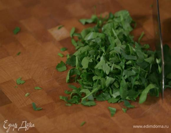 Петрушку и зеленый лук нарезать не слишком мелко.