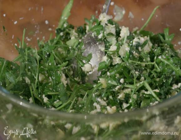 Приготовить начинку: петрушку, зеленый лук и руколу соединить с творогом и 3 яйцами, слегка посолить, добавить сыр и кейл, все перемешать.