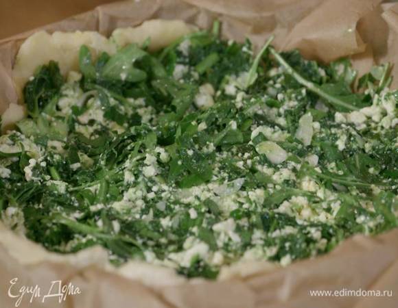 Охлажденное тесто в форме часто наколоть вилкой, выложить начинку и утрамбовать ее.