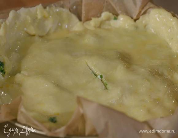 Вторую часть теста тонко раскатать на присыпанной оставшейся мукой рабочей поверхности, накрыть начинку и скрепить края теста, в центре пирога сделать небольшой крестообразный надрез.