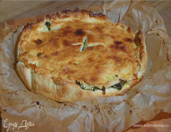 Яичный желток перемешать с молоком и щепоткой соли, смазать пирог и выпекать его в разогретой духовке 40‒45 минут.