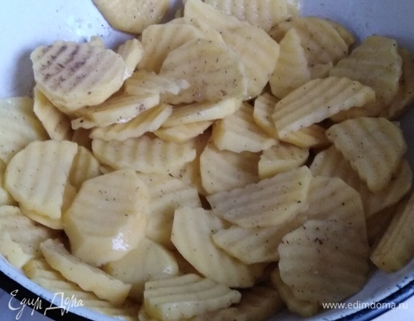 Картофель почистить, нарезать тонкими кружочками. Посолить, поперчить.