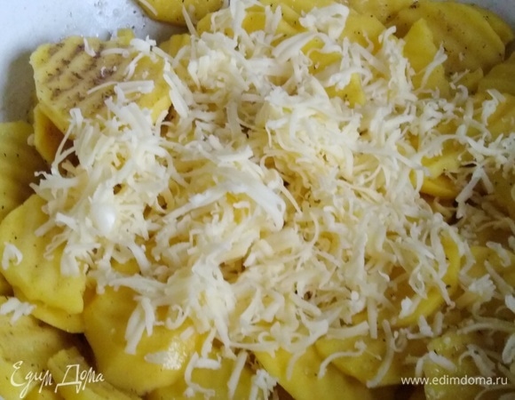 Добавить половину натертого сыра.