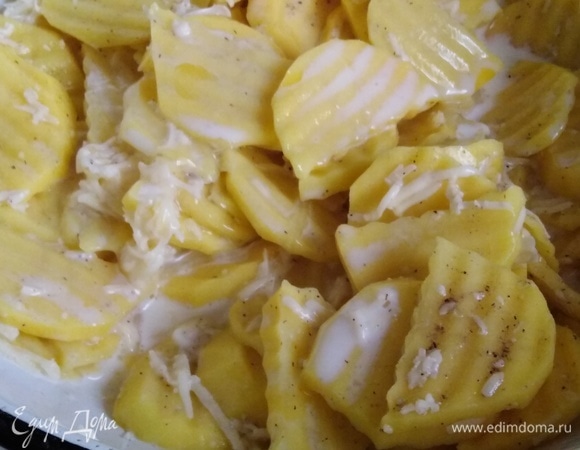 Влить молоко, смешанное с яйцом. Перемешать.