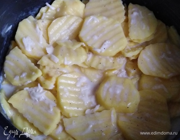 Жаропрочную толстостенную посуду смазать зубчиком чеснока, затем — сливочным маслом. Выложить картофель со смесью яйца, молока и сыра.