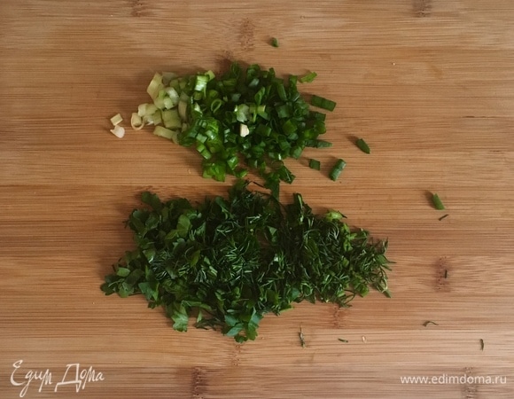 Лук и зелень измельчить, сыр натереть на терке.