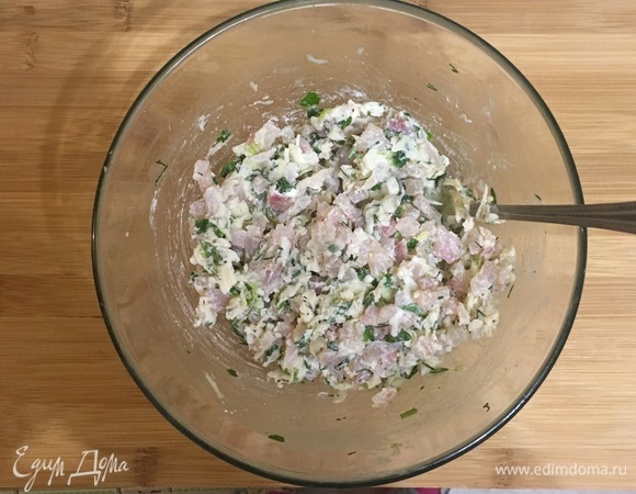 Для начинки соединить рыбу, сыр, зелень и майонез, перемешать.