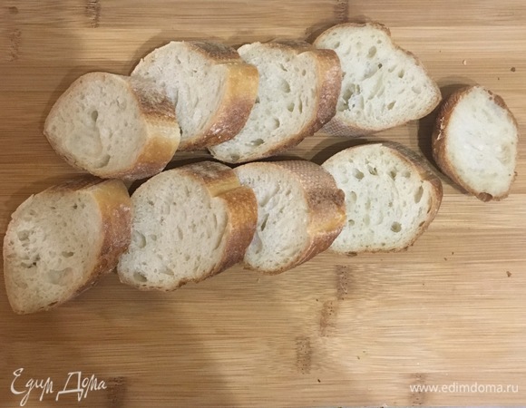 Батон или багет нарезать кусочками 2см толщиной. Вымочить в теплом молоке, слегка отжать.