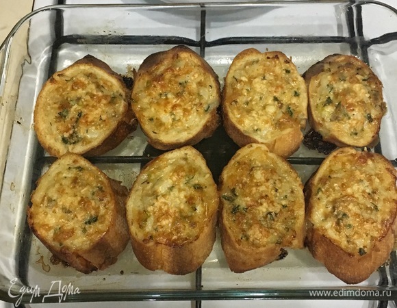 Запекать в разогретой духовке при 180°C около 30 минут.