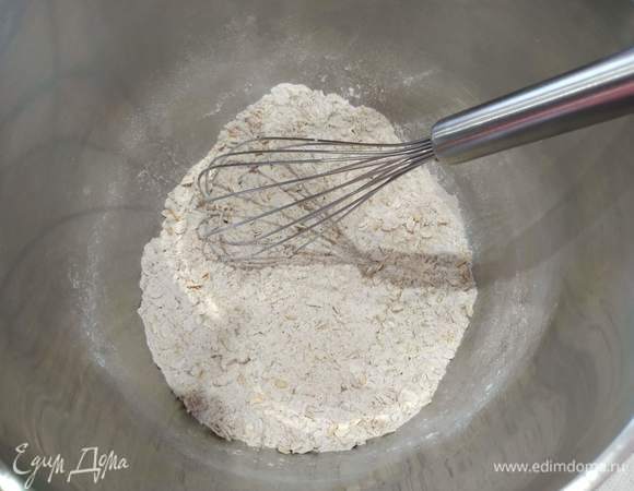 Смешиваем муку, корицу, соль, овсяные хлопья, разрыхлитель. Перемешиваем.