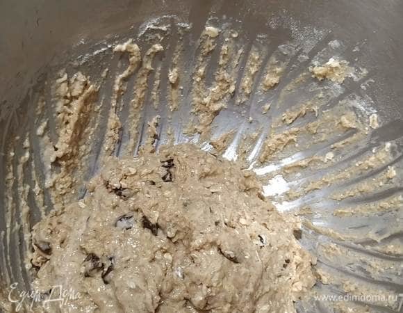 Тесто выйдет липким, так и должно быть. Можете отправить на минут 10 в морозилку. Я не отправляла.