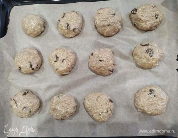 Мокрыми руками формируем небольшие шарики, при желании можно их слегка приплюснуть.