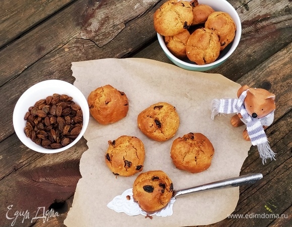 Выпекаем в разогретой до 180°C духовке примерно 15–20 минут. Зависит от размера печенья и особенностей вашей духовки. Достаем, даем немного остыть и подаем. Приятного!