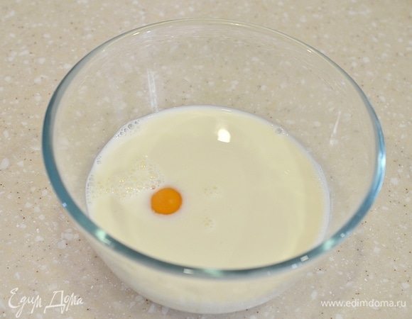 Смешайте все ингредиенты для блинов.