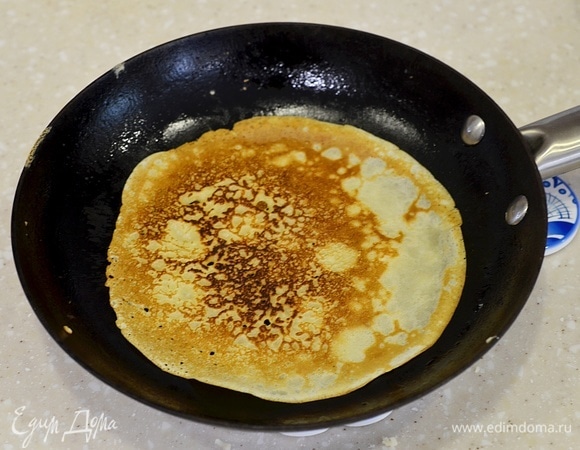 Обжаривайте блины, смазывая сковороду маслом.