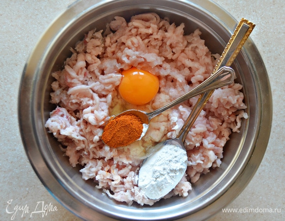 К полученному рыбному фаршу добавьте яйцо, крахмал, соль, перец, паприку и приправу для рыбы. Хорошо перемешайте.