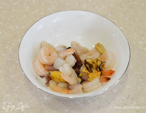 Морепродукты разморозьте, креветки почистите, крупные нарежьте.