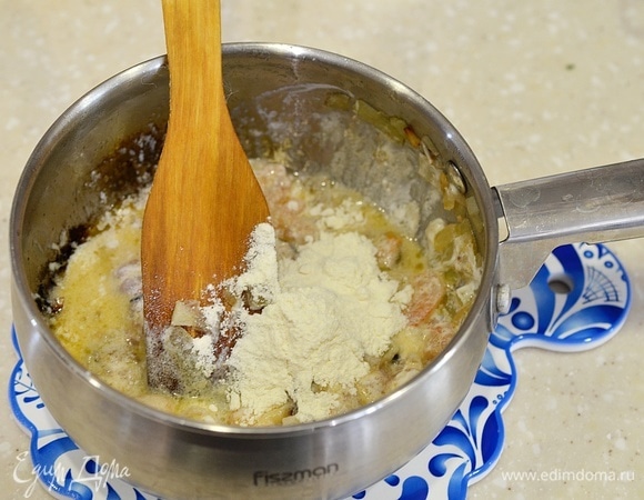 Добавьте муку, перемешайте.