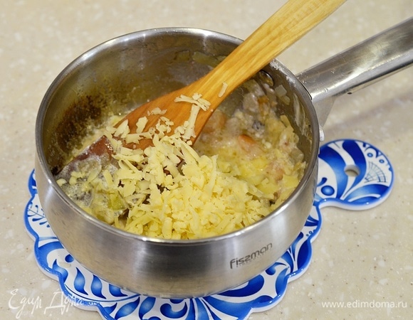 Добавьте тертый сыр, через 3 минуты снимите с огня.