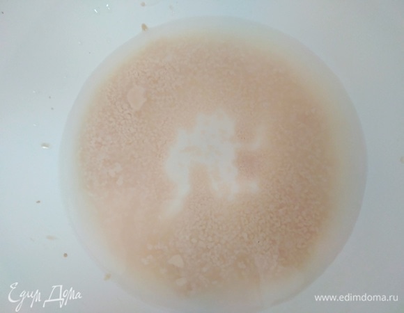 Приготовление теста начнем с активации дрожжей. Если у вас дрожжи, которые нужно сразу добавлять в муку, пропустите этот шаг. Залить дрожжи теплой водой и оставить на 15 минут, чтобы появилась пенка. Перемешать.