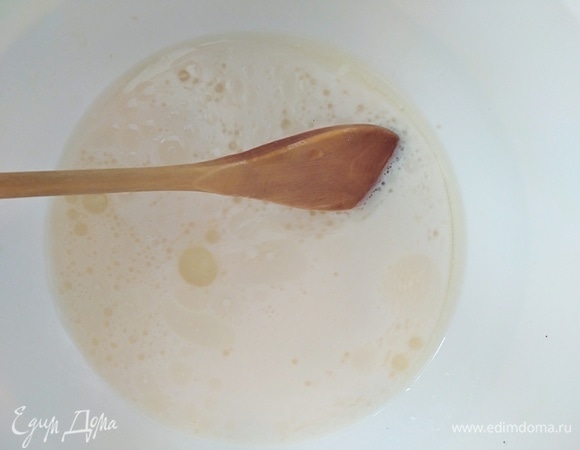 Влить к дрожжам теплое молоко, масло. Всыпать соль и сахар. Перемешать.