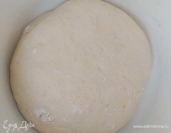 Тесто выросло примерно вдвое. Обмять, разделить на 2 части.