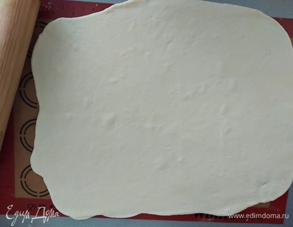 Раскатать сначала одну часть, перенести на противень.