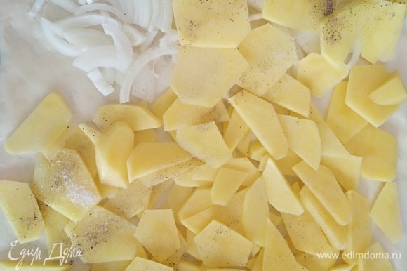 Приготовить начинку. Очищенный картофель нарезать тонкими слайсами. Лук — полукольцами. В фарш добавить соль, перец и перемешать. На тесто поместить слоями начинку, посыпать солью и приправами по вкусу.