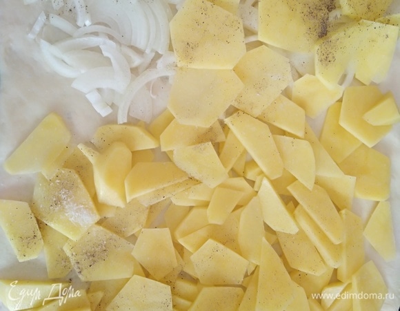 Приготовить начинку. Очищенный картофель нарезать тонкими слайсами. Лук — полукольцами. В фарш добавить соль, перец и перемешать. На тесто поместить слоями начинку, посыпать солью и приправами по вкусу.