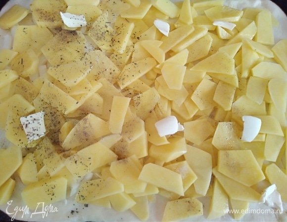 Разложить кусочки сливочного масла.