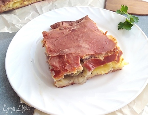 Готовый пирог сбрызнуть немного водой, накрыть полотенцем и оставить на 10 минут. Нарезать на кусочки.