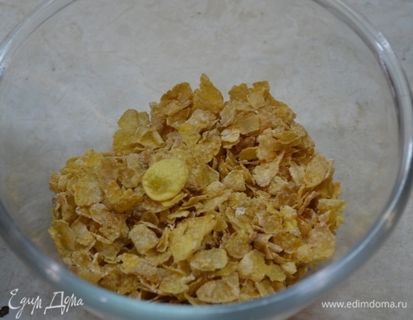 Кукурузные хлопья раскрошить на более мелкие части.