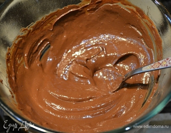 Шоколад с кокосовым маслом растопить на водяной бане.